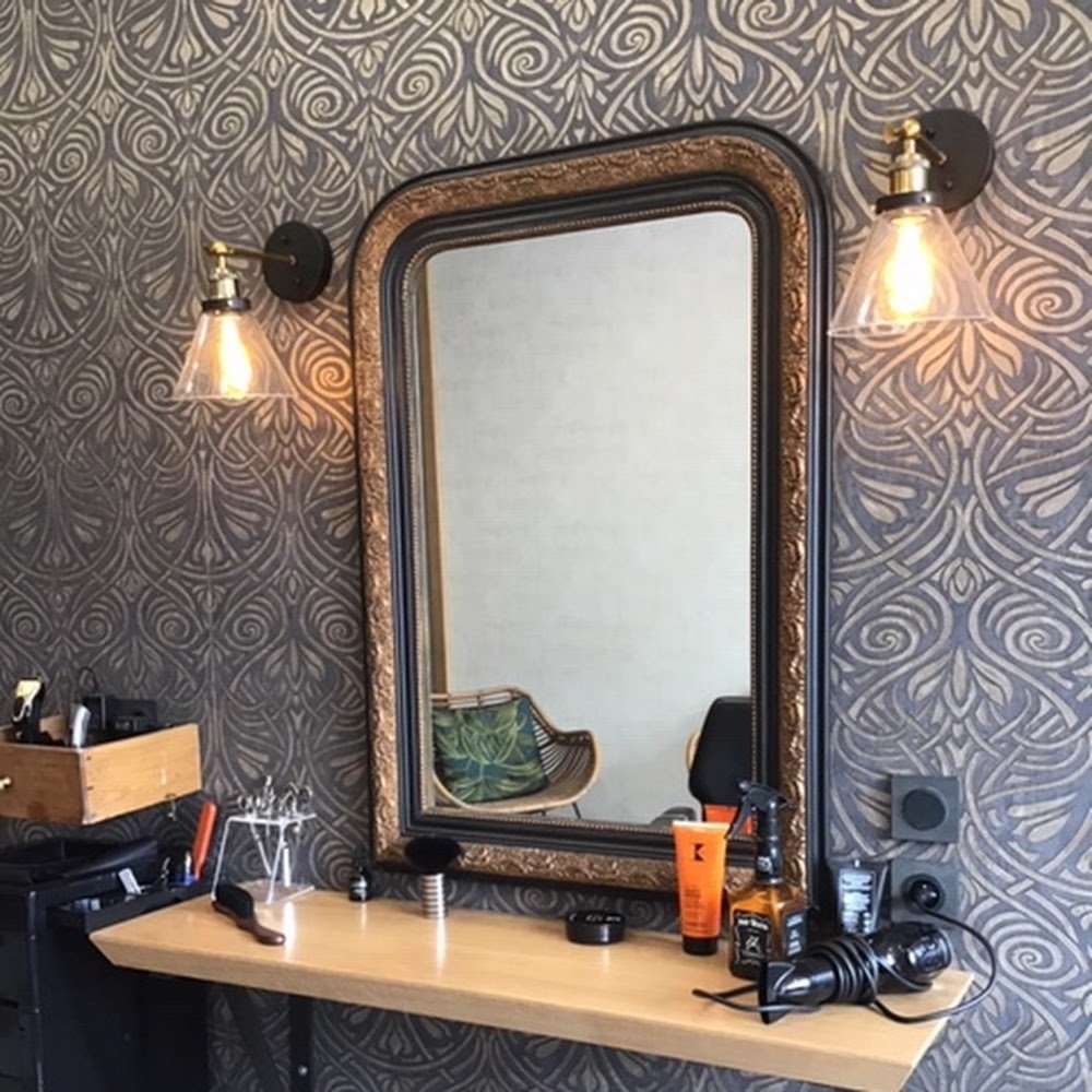 Détail du salon : miroir ancien et plan de travail du coiffeur