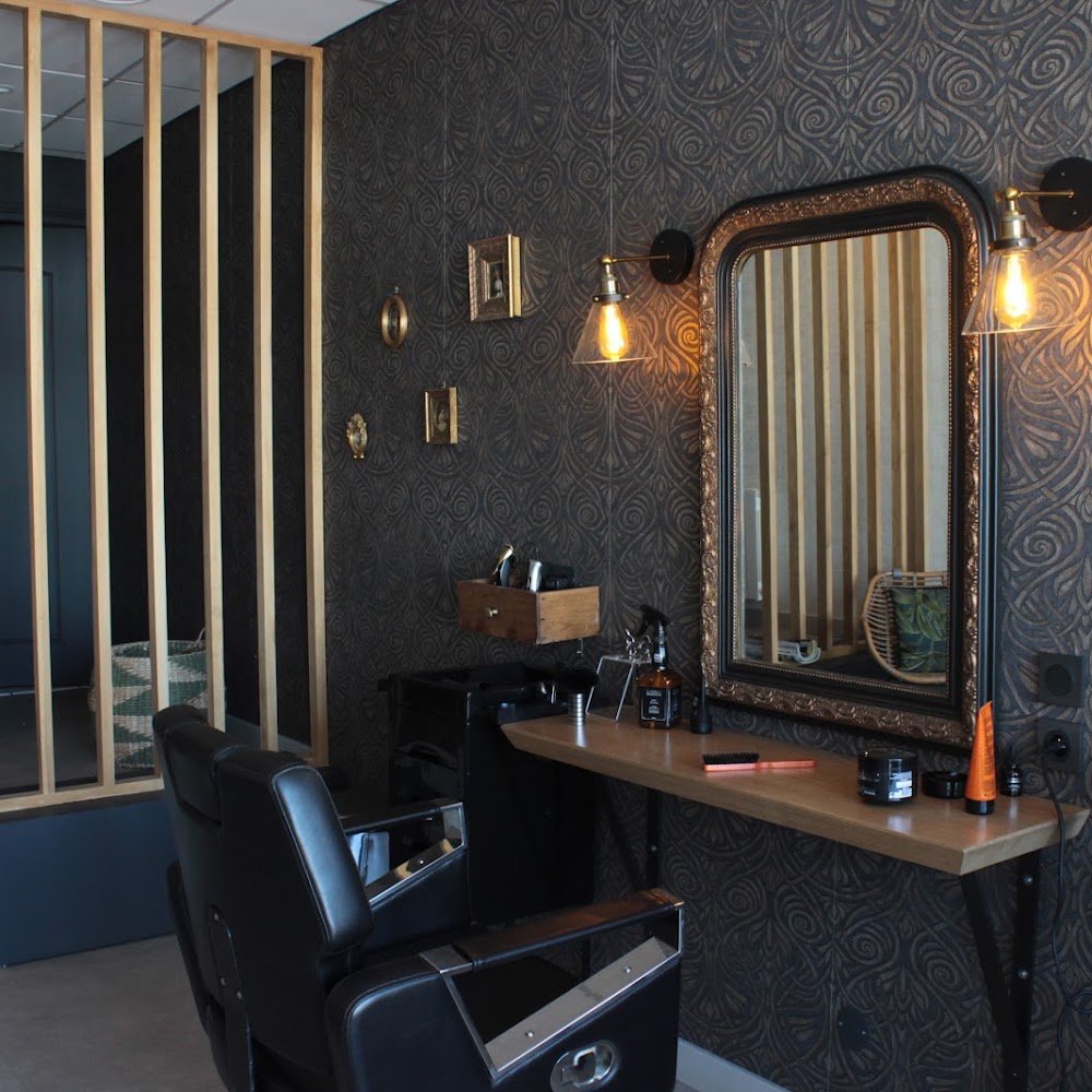 Le salon GADJO : miroir ancien, papier peint art déco et fauteuil de barbier
